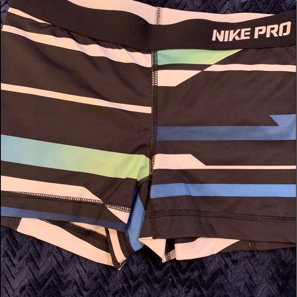 Nike Pro - Picture 2 of 5